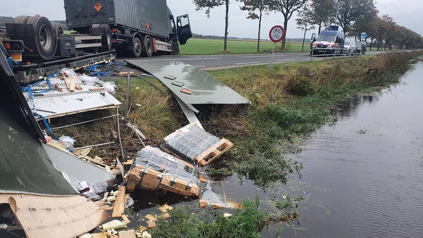 Gekantelde vrachtwagen Defensie in Drenthe