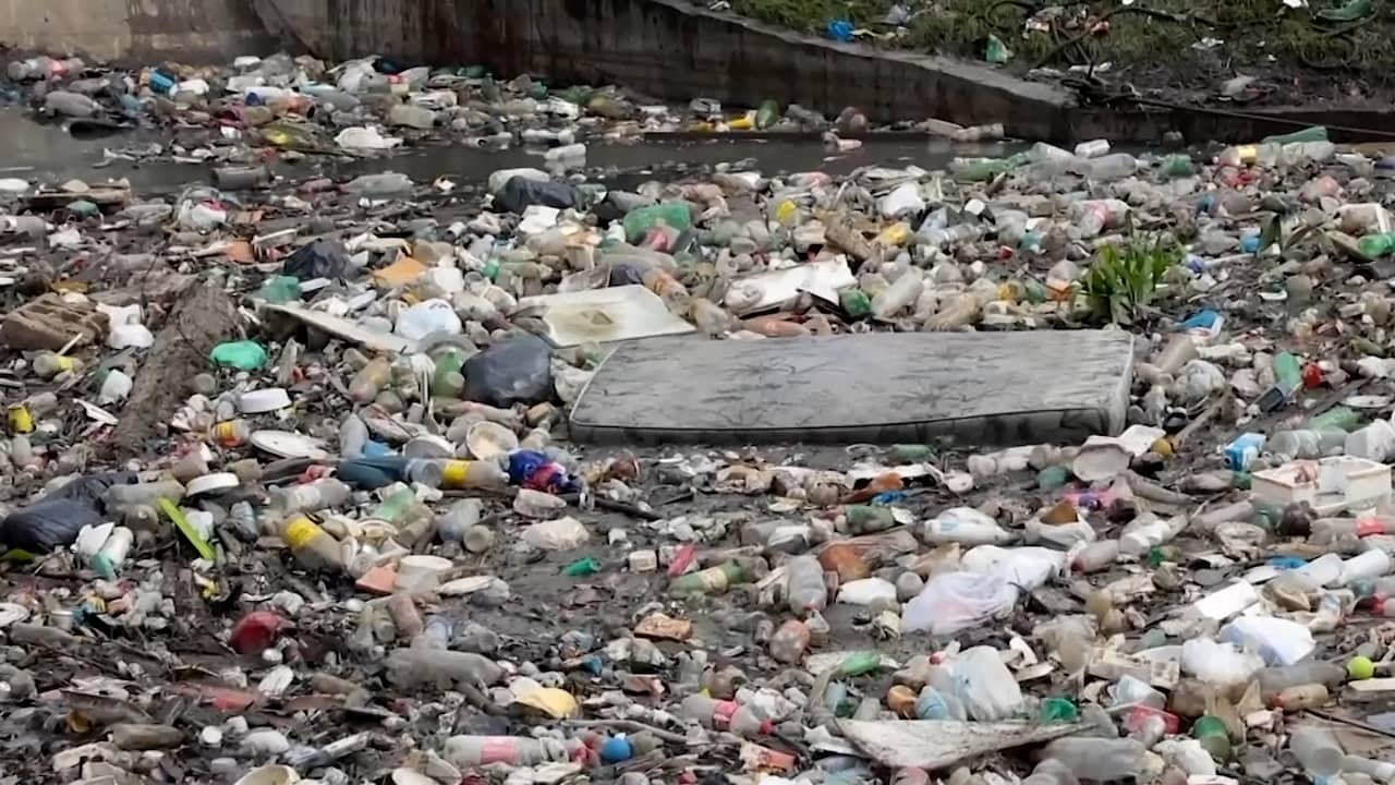 Beeld uit video: Brazilianen kampen met drijvend afval na overstromingen