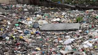Brazilianen kampen met drijvend afval na overstromingen