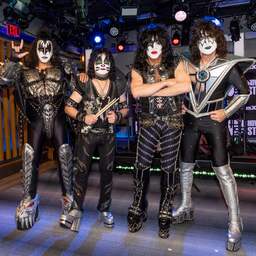 KISS kondigt na laatste concert aan dat hologrammen het overnemen