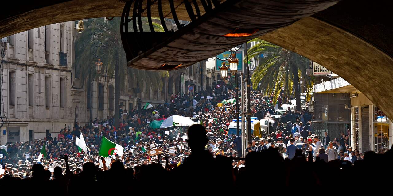 Eén dode en tientallen gewonden bij massale protesten in Algerije