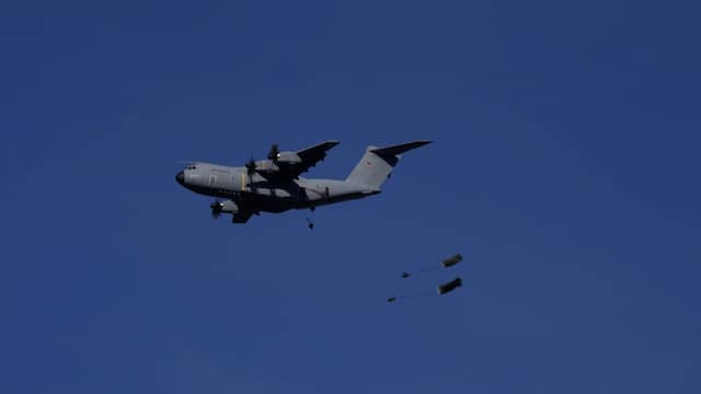 NAVO-troepen voeren grootste parachutesprong uit sinds WO II