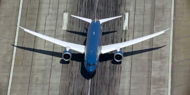 Boeing 787-9 stijgt verticaal op