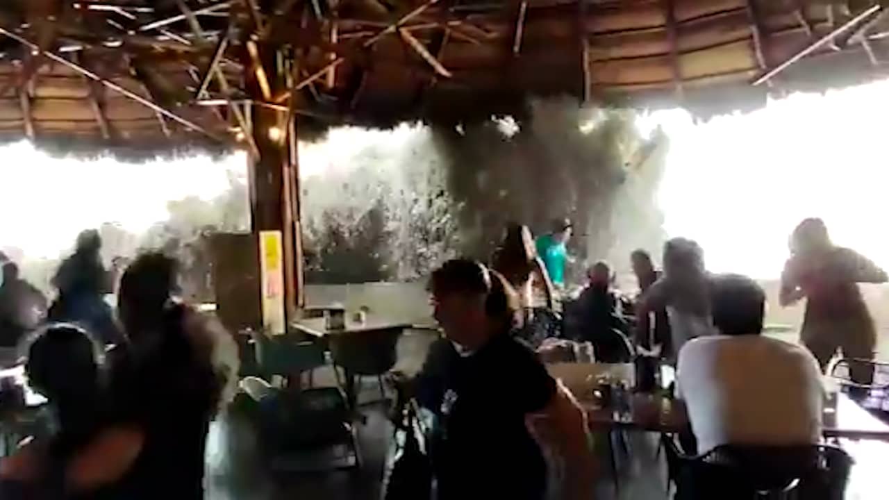 Beeld uit video: Orkaan Enrique verrast restaurantgasten in Mexico met hoge golven