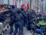 Franse politie slaat met wapenstokken bij pensioenprotesten