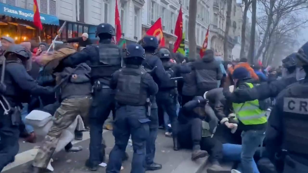 Beeld uit video: Franse politie slaat met wapenstokken bij pensioenprotesten