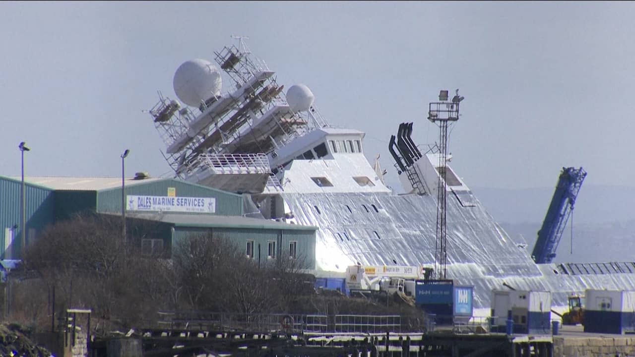 Beeld uit video: Schip ligt 45 graden gekanteld in Schotse haven na storm