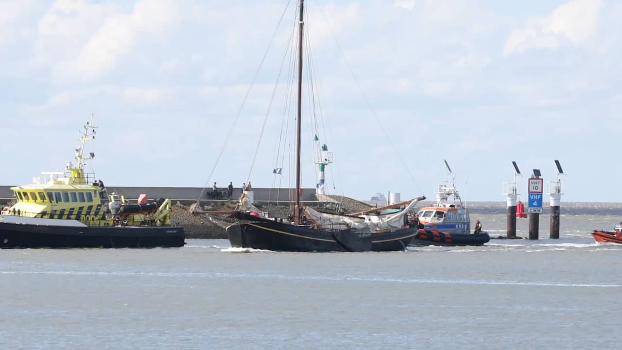 Beeld uit video: Zeilschip met afgebroken giek vaart haven Harlingen binnen