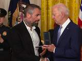 Biden reikt medailles uit aan agenten die Capitool-bestorming overleefden