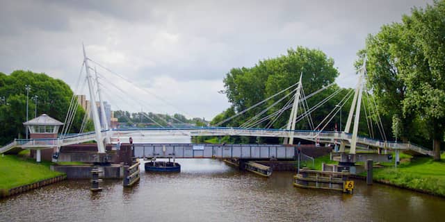 Flinke schade nadat schip tegen brug aanvaart in Groningen ...