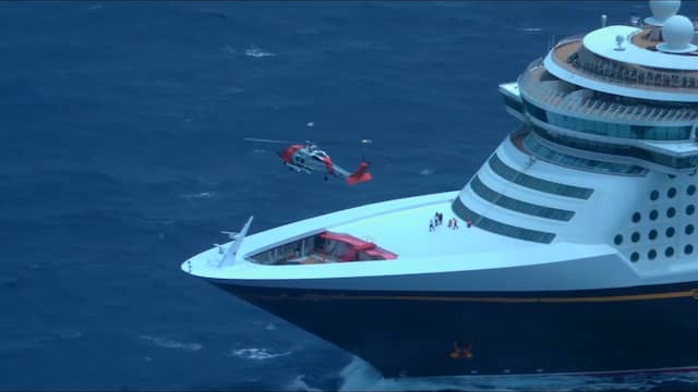 Helikopter tilt zwangere vrouw van Disney-schip bij Puerto Rico