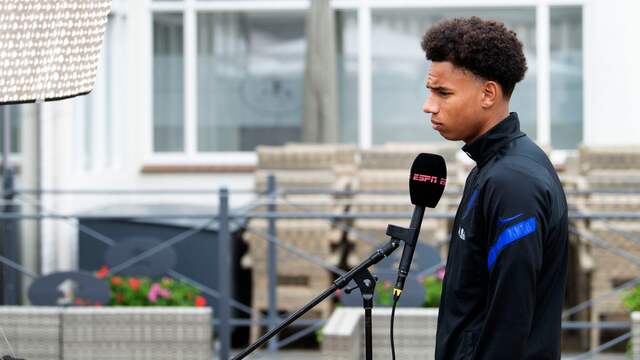 Calvin Stengs meldde zich maandag in Zeist bij Jong Oranje, in plaats van het Nederlands elftal.