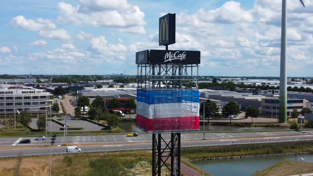 Beeld uit video: Dronebeelden tonen grootste omgekeerde vlag in Maasdijk