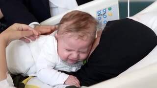 Uit puin geredde Turkse baby na 54 dagen herenigd met moeder