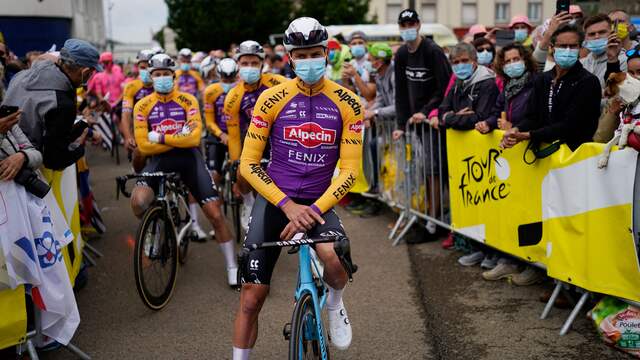 Mathieu van der Poel in zijn speciale tenue voor de start in Brest.