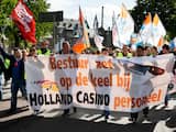 DEN HAAG - Stakende medewerkers van Holland Casino voeren actie in het centrum van Den Haag. Het casinopersoneel eist een beter sociaal plan, een fatsoenlijk bestuur en een betere cao. De werknemers van alle vestigingen leggen het werk voor 24 uur neer. ANP JERRY LAMPEN - 15-04-2014 16:31:41
