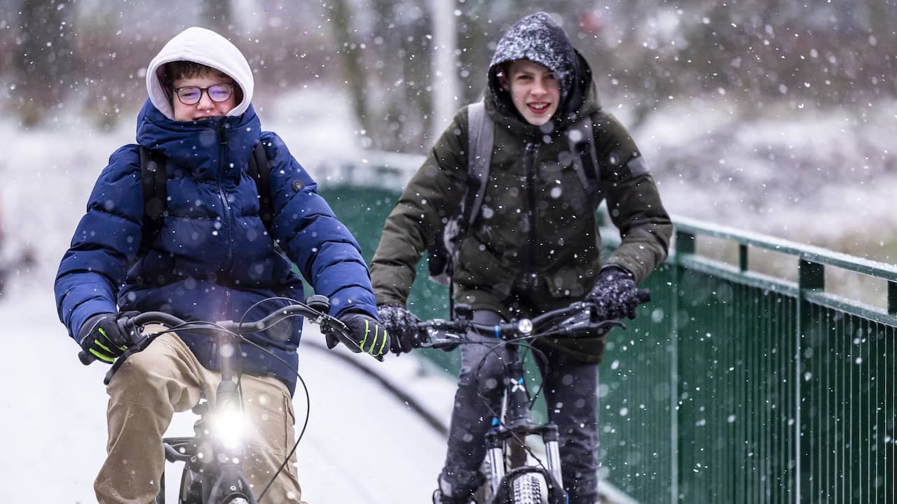 Record Snowfall in Limburg Causes School Closures and Traffic Issues