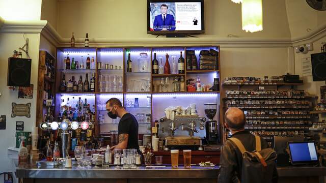 Wie vanaf 1 augustus een café of restaurant wil bezoeken in Frankrijk, moet een geldig coronacertificaat kunnen laten zien.