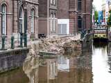 Een kademuur in het centrum van Amsterdam is dinsdagmiddag deels ingestort. Hoe de kademuur van de Grimburgwal kon instorten, wordt nog onderzocht.