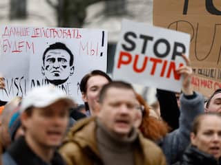 Celstraffen voor honderden Russen die Navalny afgelopen weekend herdachten