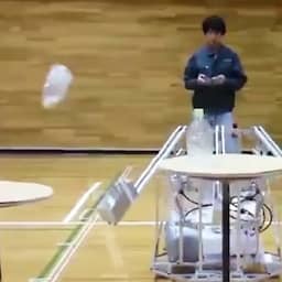 Japanse robot doet perfecte 'bottle flip'