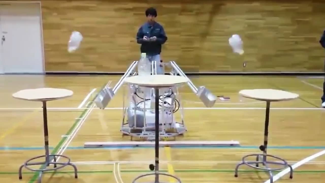 Beeld uit video: Japanse robot doet perfecte 'bottle flip'