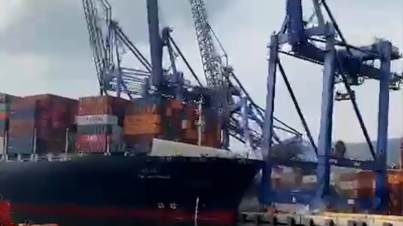 Beeld uit video: Containerschip beukt enorme kranen omver in Turkse haven