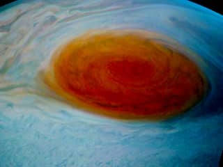 Ruimtesonde maakt foto's van grote rode storm op Jupiter