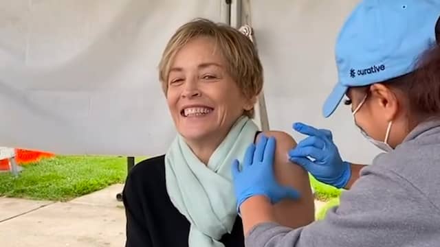 Beeld uit video: Sharon Stone krijgt tweede vaccinatie