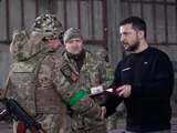 Zelensky bezoekt militairen aan de frontlinie bij Bakhmut