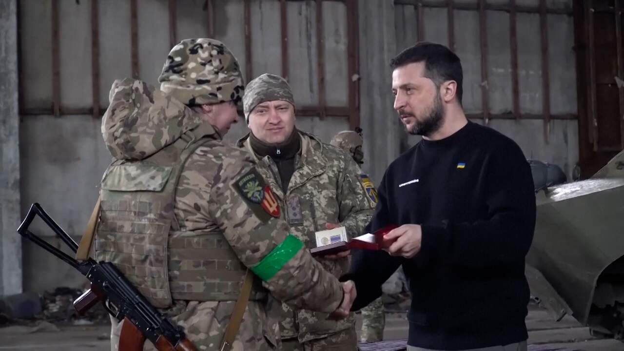 Beeld uit video: Zelensky bezoekt militairen aan de frontlinie bij Bakhmut