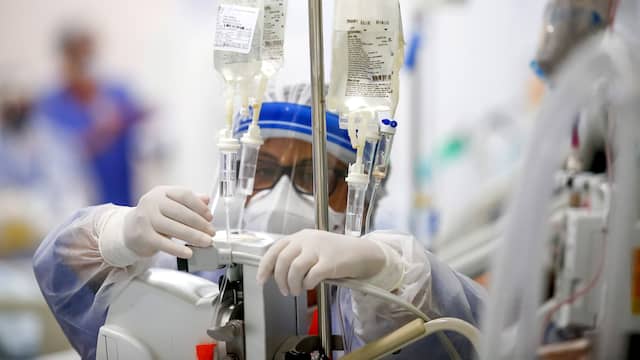 Op de ic liggen normaal gesproken al zo'n achthonderd tot negenhonderd patiënten, nu gaat het alleen al om 830 coronapatiënten.