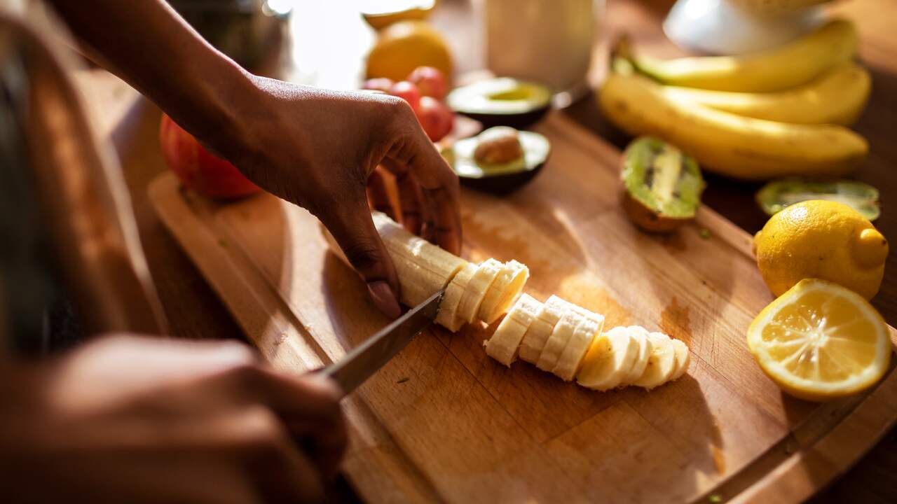 Van ontdooide stukjes banaan kun je smoothies of bananenbrood maken.