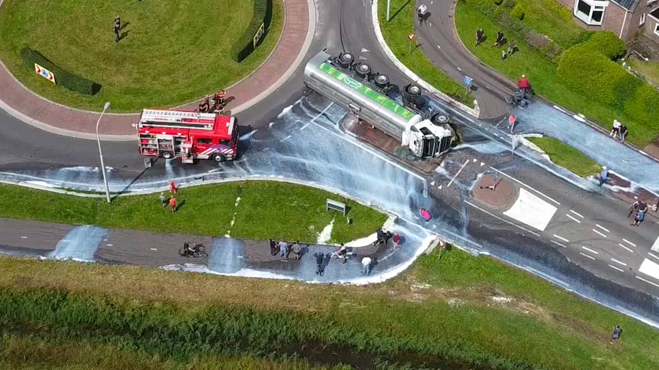 Beeld uit video: Honderden liters melk stromen uit melkwagen na ongeval in Broeksterwald