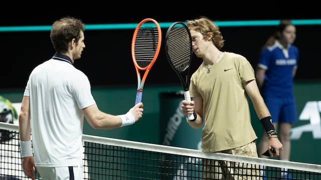 Andy Murray feliciteert Andrey Rublev met de zege.