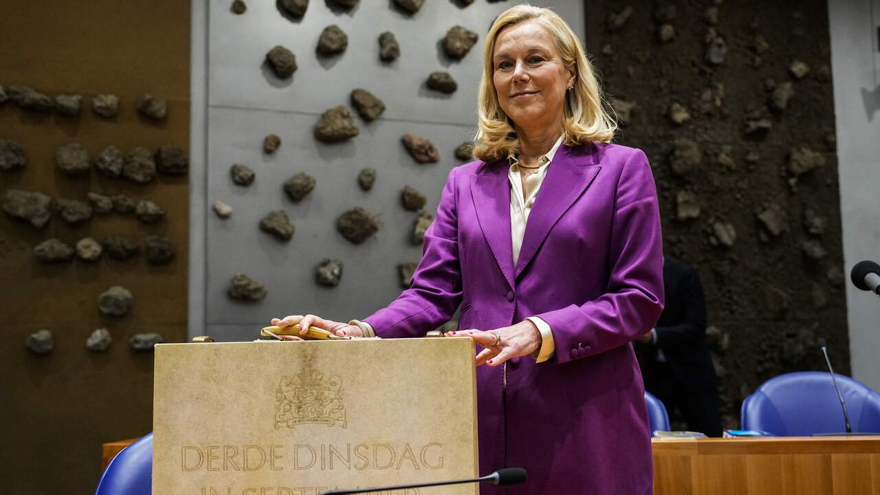 Sigrid Kaag presenteert het koffertje met daarin de miljoenennota aan de Tweede Kamer.