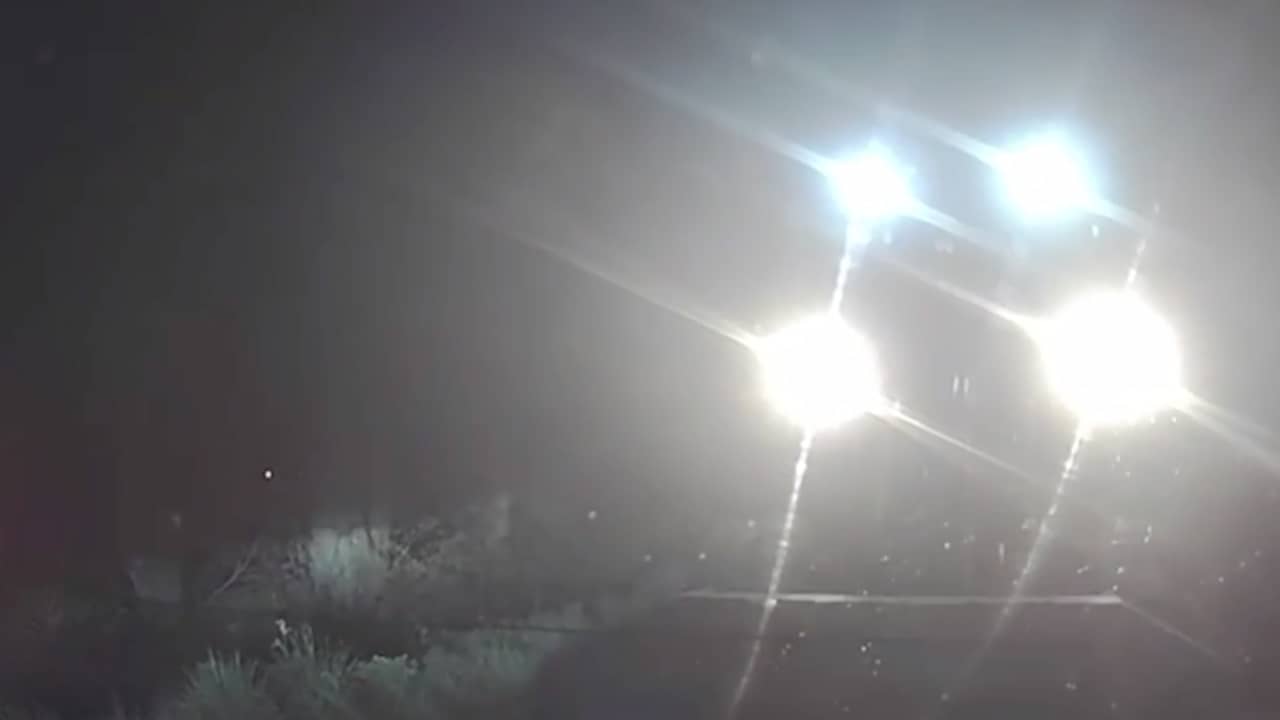 Beeld uit video: Dashcambeelden tonen hoe shovel auto van fotograaf omkiept