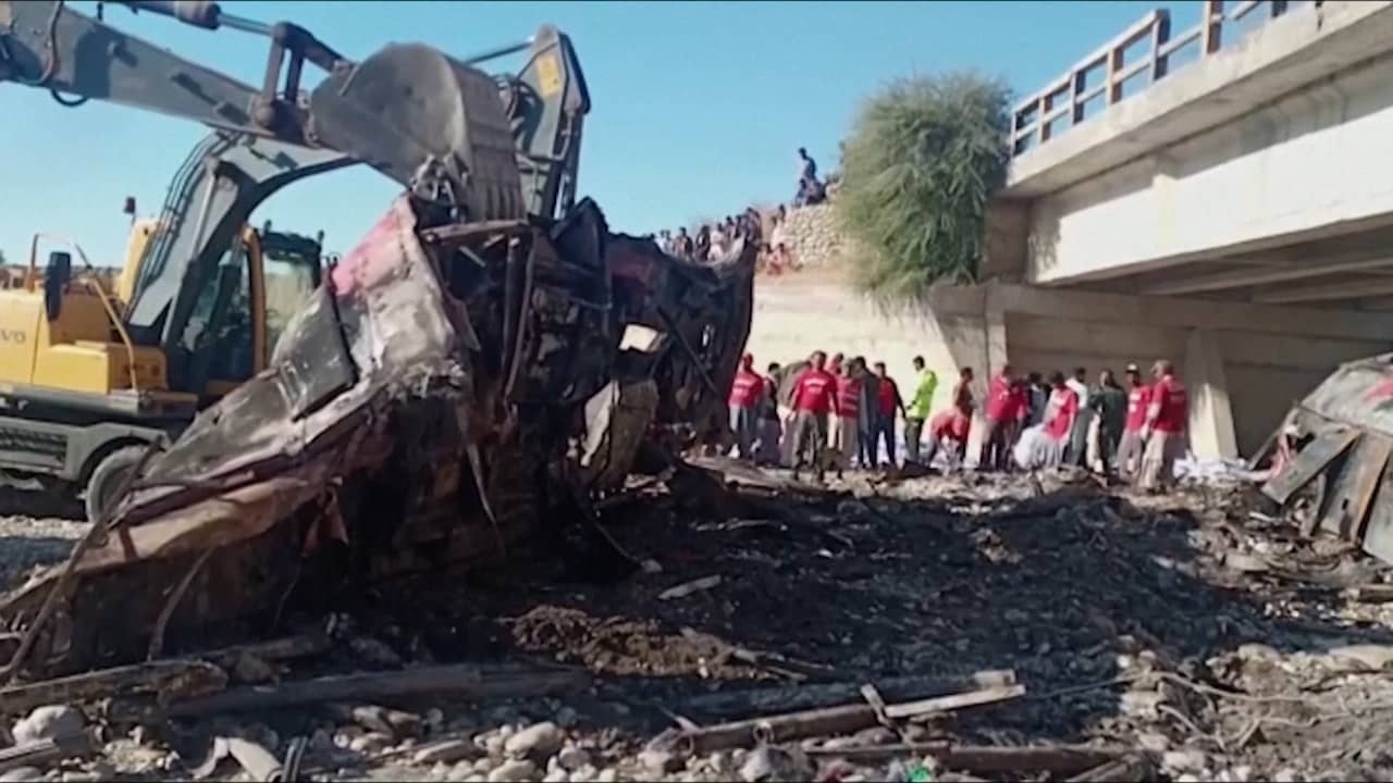 Beeld uit video: Pakistaanse reddingswerkers bergen lichamen na dodelijk busongeluk