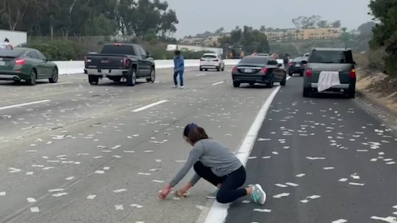 Beeld uit video: Amerikaanse influencer filmt hoe automobilisten geld van snelweg graaien