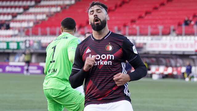 Lucas Pratto schoot zondag bij zijn debuut voor Feyenoord tegen de paal.