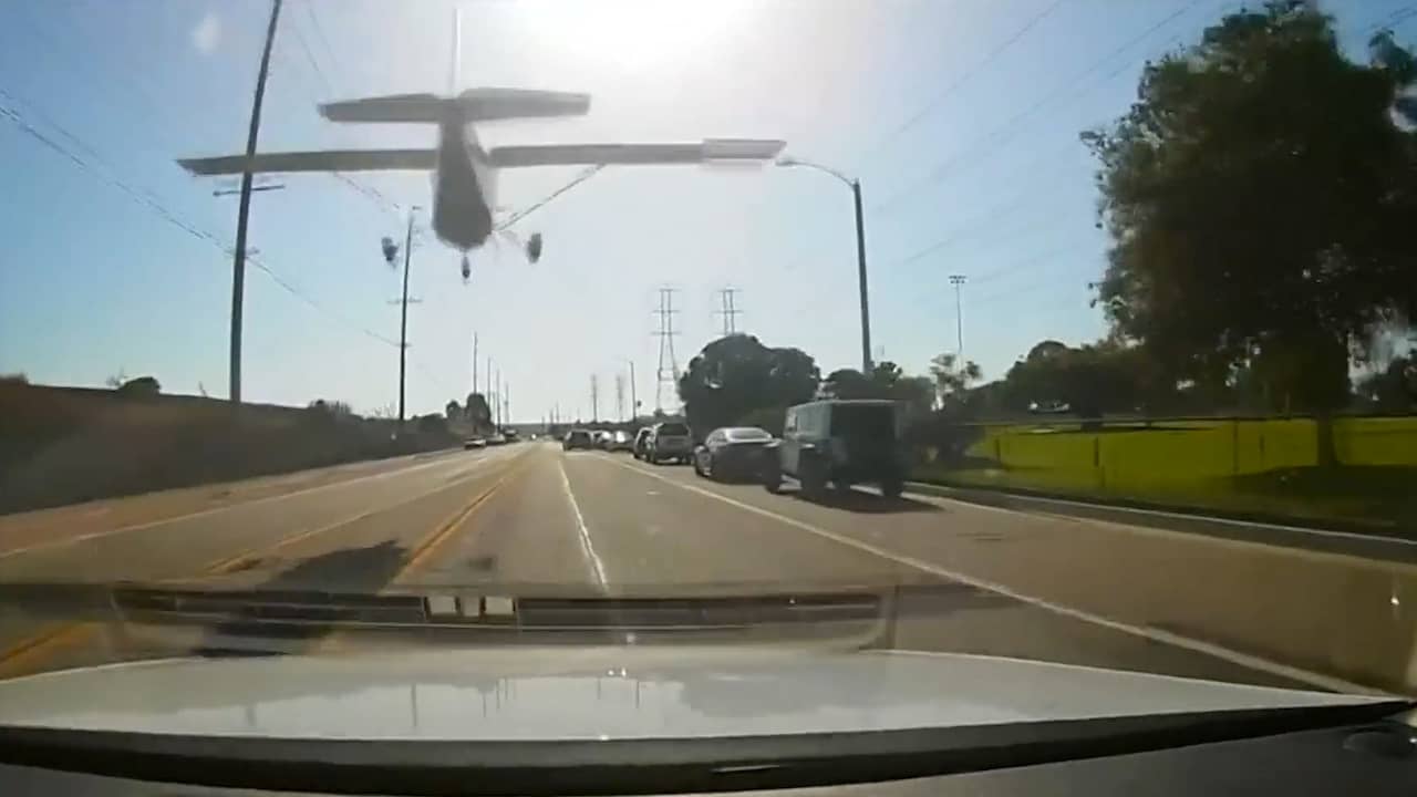 Vliegtuigje maakt noodlanding op straat in Los Angeles