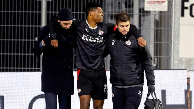 Denzel Dumfries verlaat geblesseerd het veld.