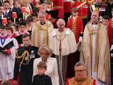 Charles begint aan kroningsceremonie in volgepakte Westminster Abbey