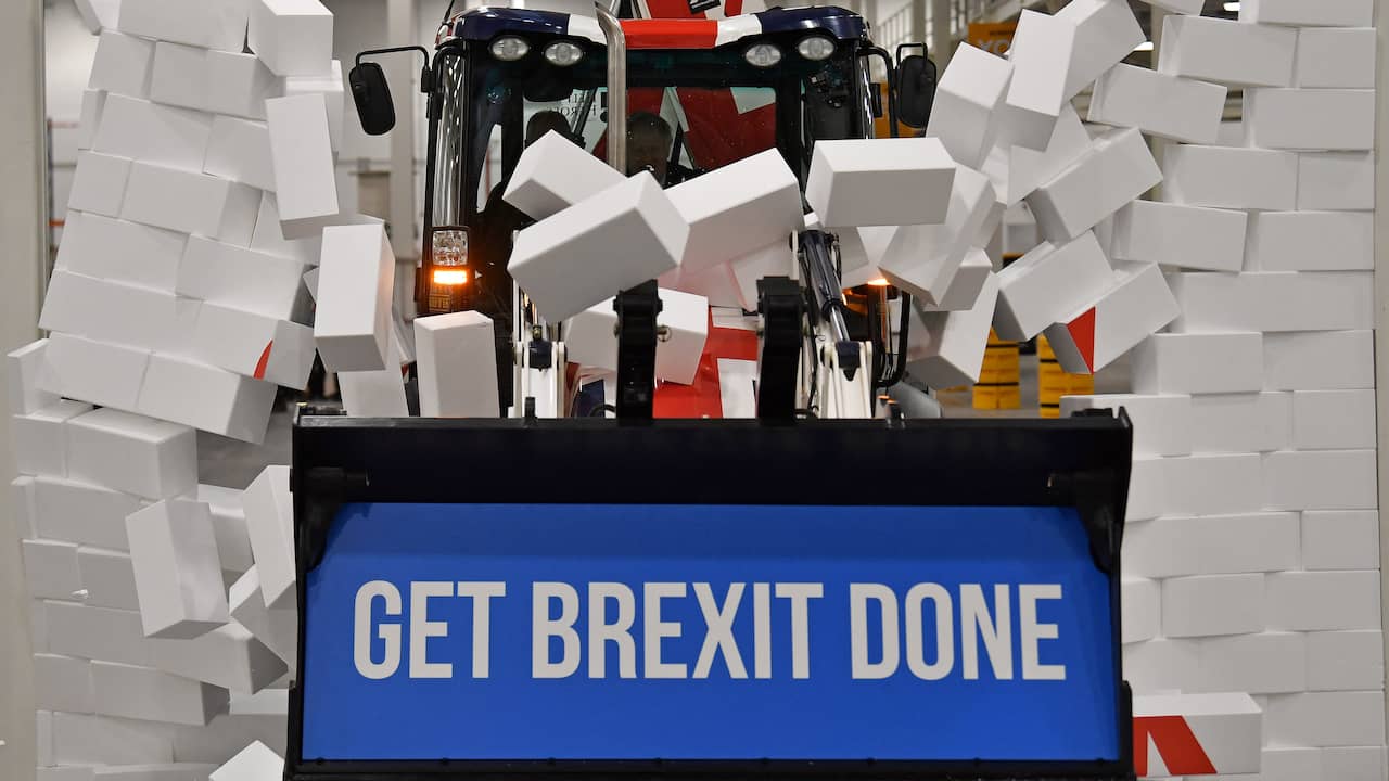 Boris Johnson rijdt tijdens de campagne door een muur met een 'Get Brexit Done'-graafmachine. (Foto: ANP)