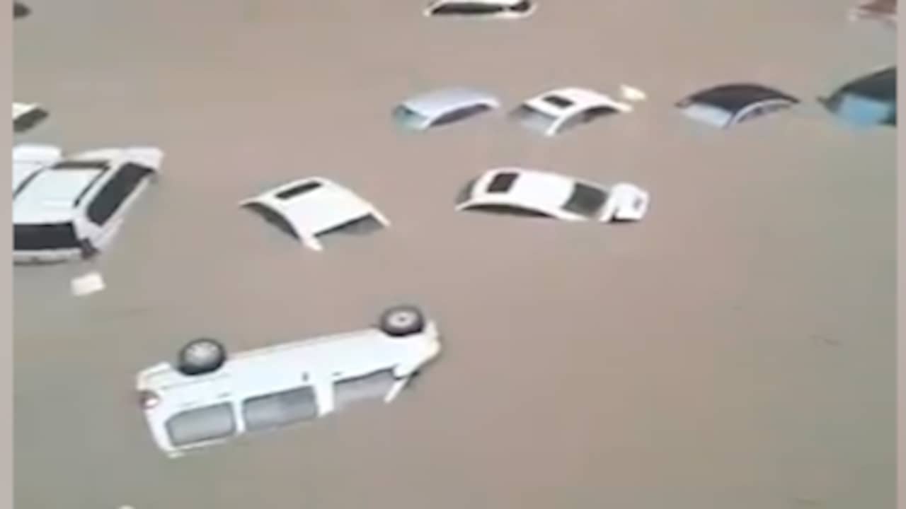 Beeld uit video: Auto's drijven door de straten na overstroming in Chinese stad