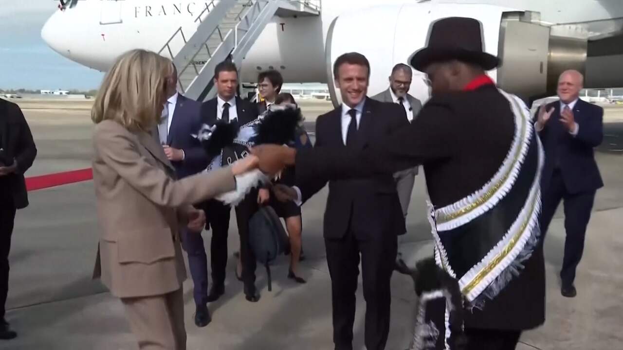 Beeld uit video: Muzikanten proberen Macron aan het dansen te krijgen in VS