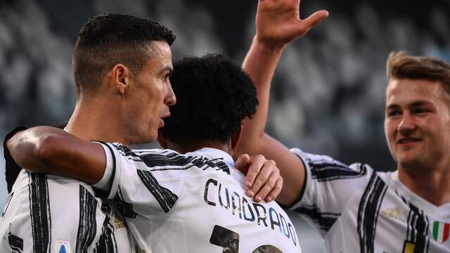 Cristiano Ronaldo wordt na zijn openingstreffer gefeliciteerd door Juan Cuadrado en Matthijs de Ligt.