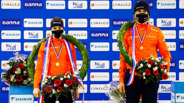Suzanne Schulting (links) naast Dylan Hoogerwerf, de Nederlands kampioen bij de mannen.