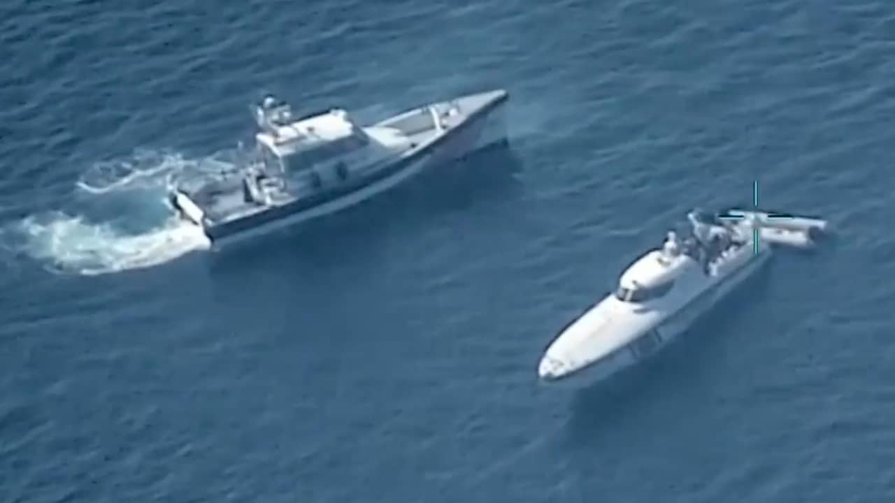 Beeld uit video: Griekse kustwacht duwt migrantenboot terug de zee in