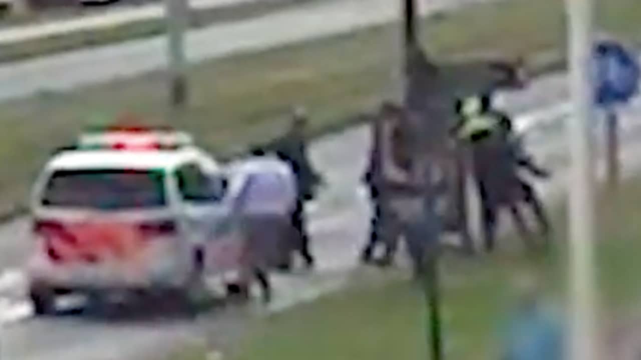 Beeld uit video: Nieuw beeld van mishandeling agent bij trouwstoet in Rotterdam
